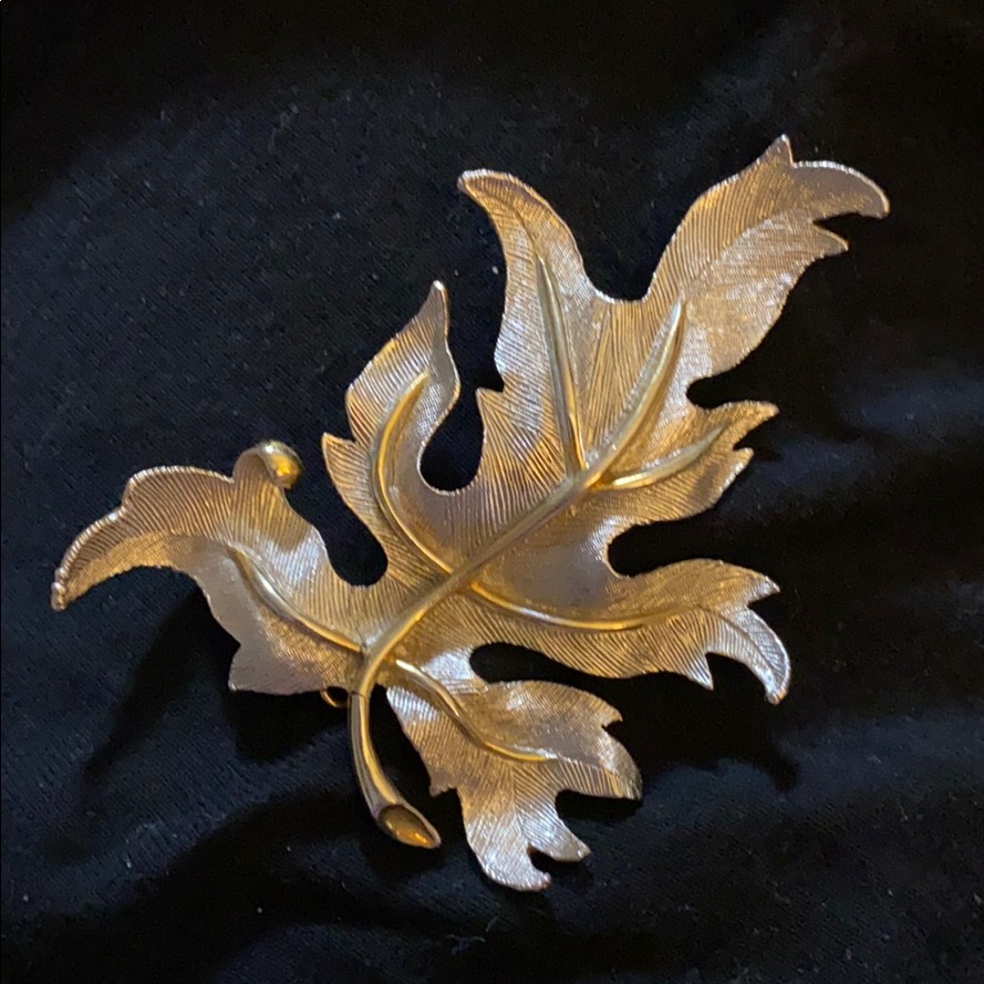 Vintage Judy Lee Bold Leafy Brooch Pendant 20$